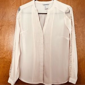 H&M Dressy Blouse w/Eyelash Lace Insets on sleeves. Size 4. Blush Ivory.